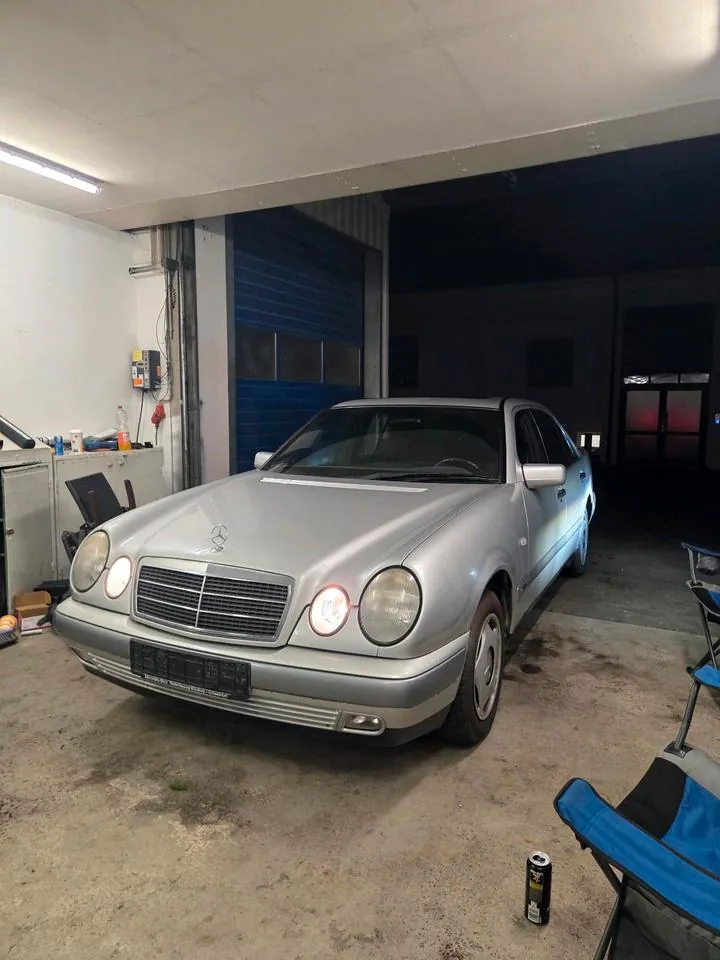 Mercedes-Benz W210