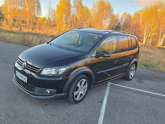 Volkswagen Touran 2012 photo 2