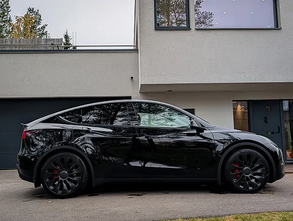 Tesla Model Y 2025 photo 3