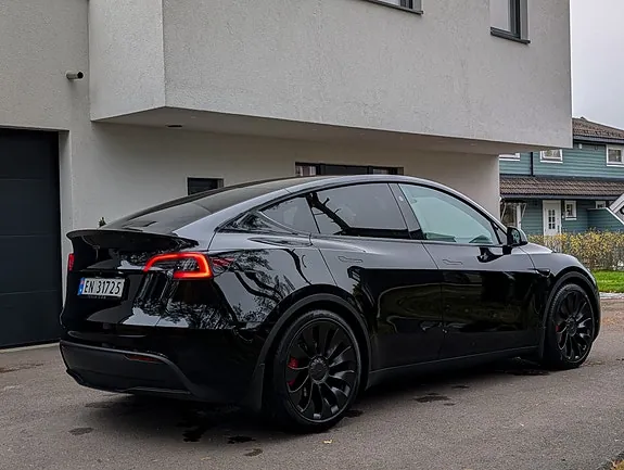 Tesla Model Y 2025 photo 4