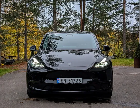 Tesla Model Y 2025 photo 2