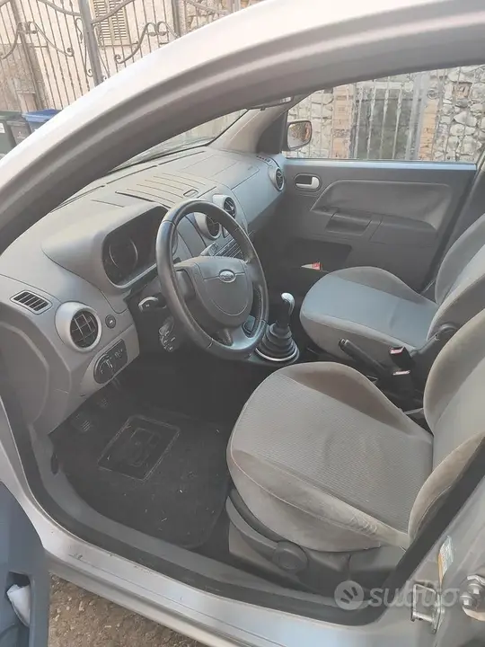 Ford Fusion 2003 photo 4