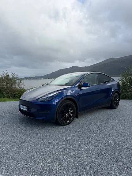 Tesla Model Y 2024 photo 2