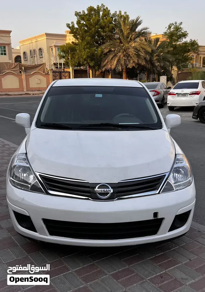 Nissan Tiida 2011 photo 2