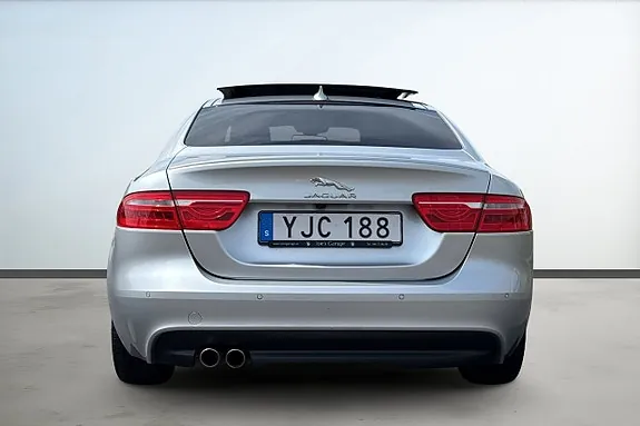 Jaguar Xe 2016 photo 4