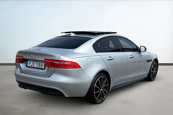 Jaguar Xe 2016 photo 5