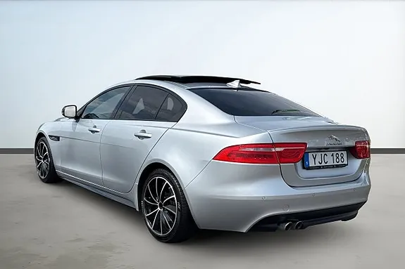 Jaguar Xe 2016 photo 3