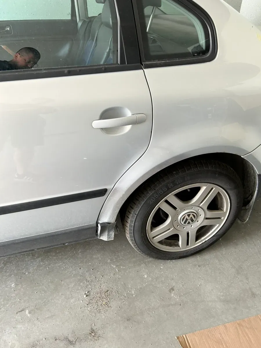 Volkswagen Passat 2000 photo 2