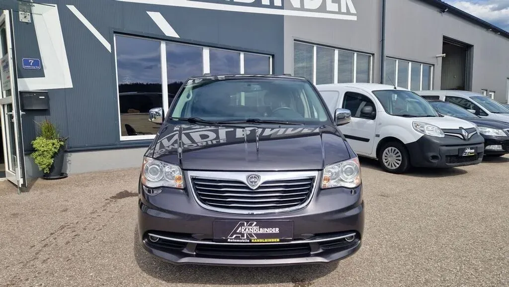 Lancia Voyager 2015 photo 2