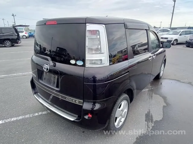 Toyota Sienta 2011 photo 4