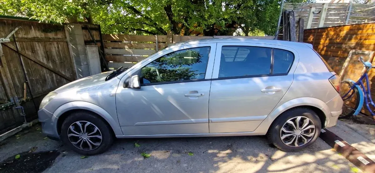Opel Astra 2009 photo 2