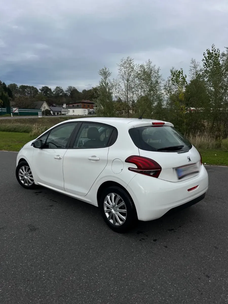 Peugeot 208 2018 photo 2