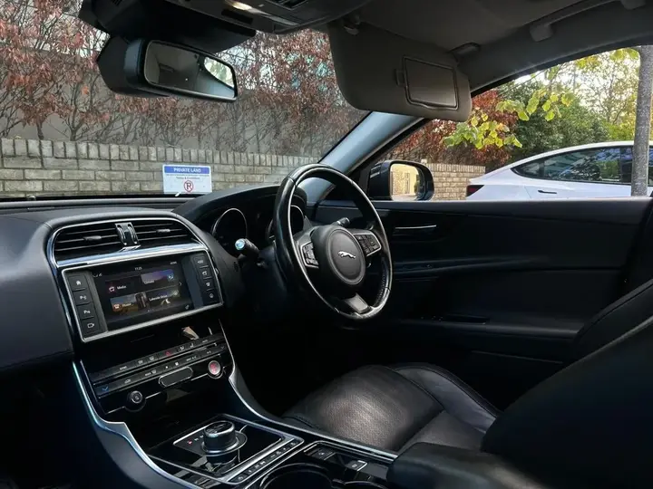 Jaguar Xe 2017 photo 5