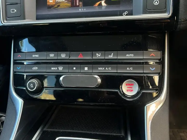 Jaguar Xe 2017 photo 4