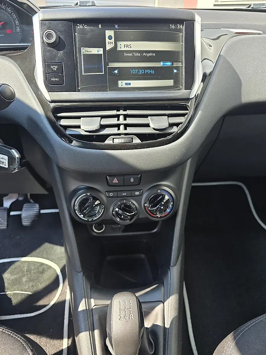 Peugeot 208 2014 photo 3