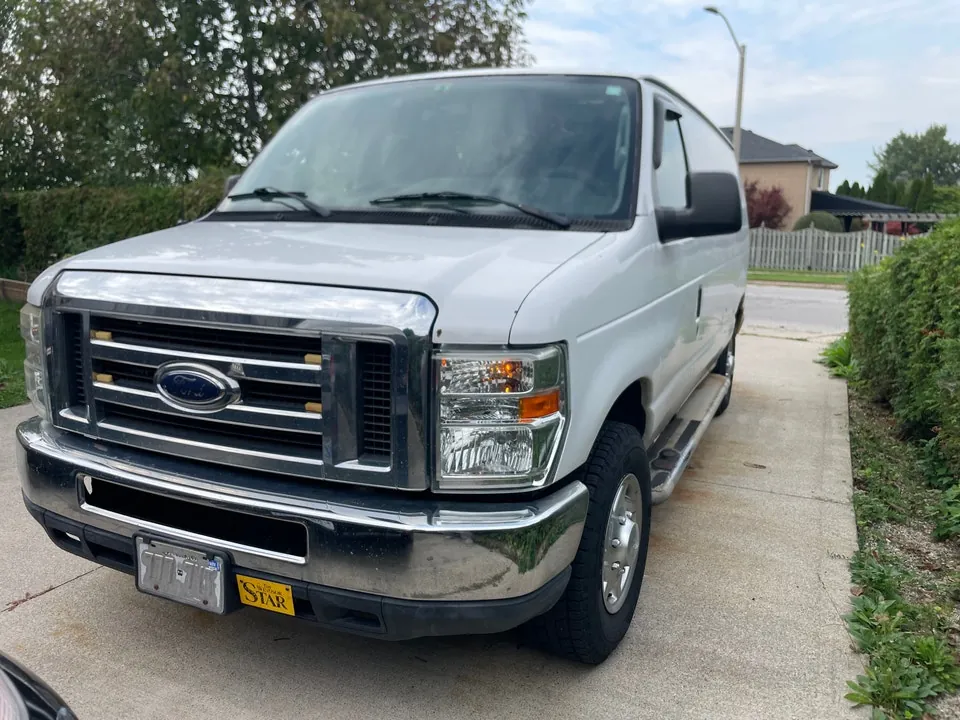 Ford E-250 2012 photo 2