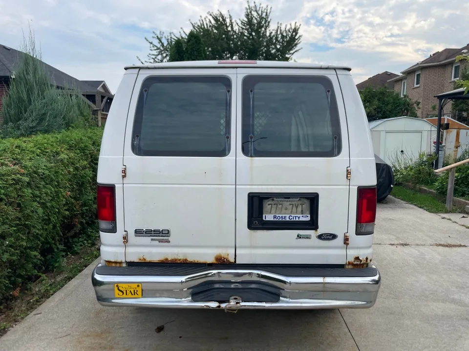 Ford E-250 2012 photo 3