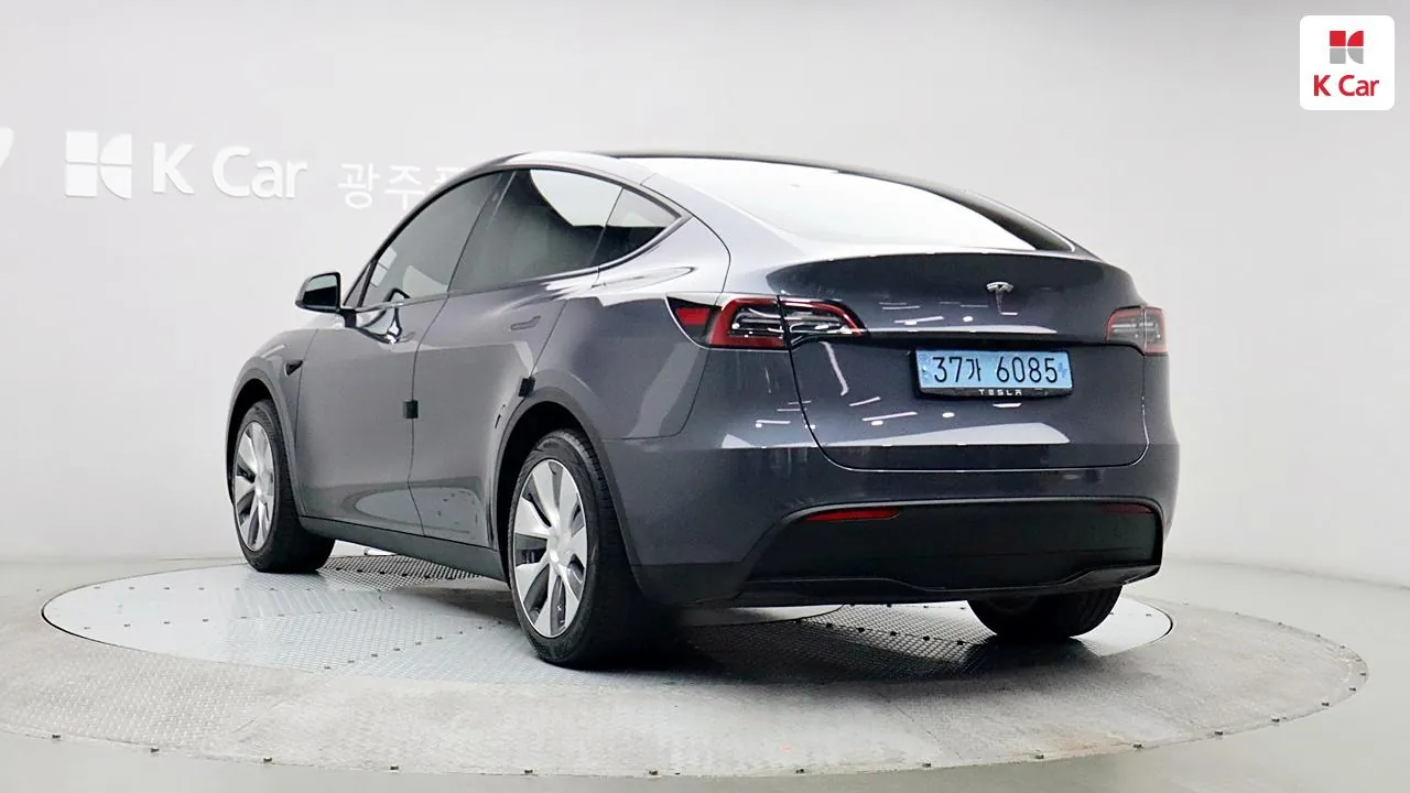 Tesla Model Y 2023 photo 2