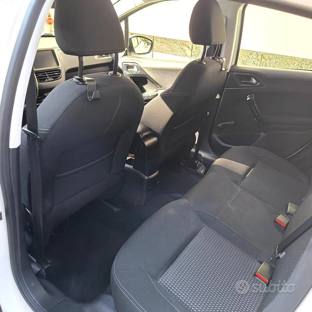Peugeot 208 2015 photo 5
