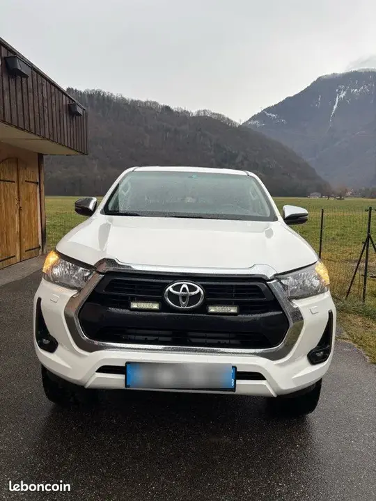 Toyota Hilux 2024 photo 2