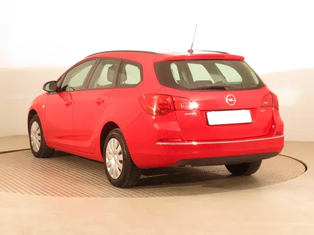 Opel Astra Sport Tourer 2012 photo 3