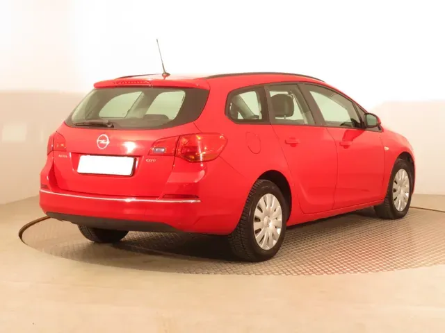 Opel Astra Sport Tourer 2012 photo 4