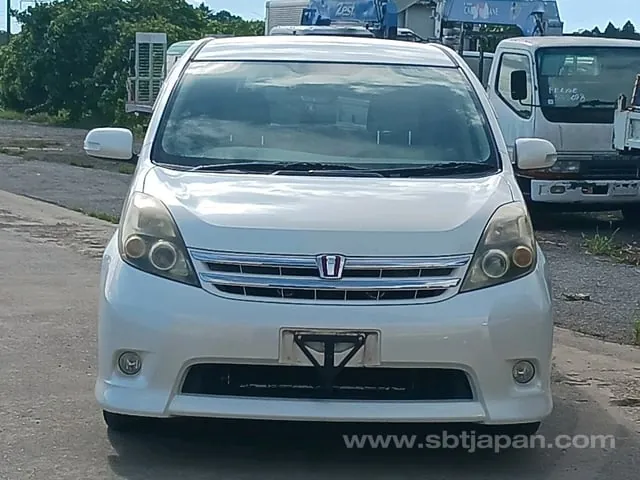Toyota Isis 2010 photo 2