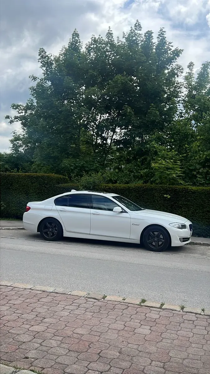 BMW 5 Series 2011 photo 2