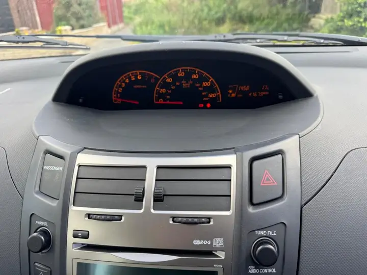 Toyota Yaris 2010 photo 5