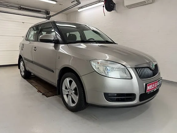 Skoda Fabia 2008 photo 2