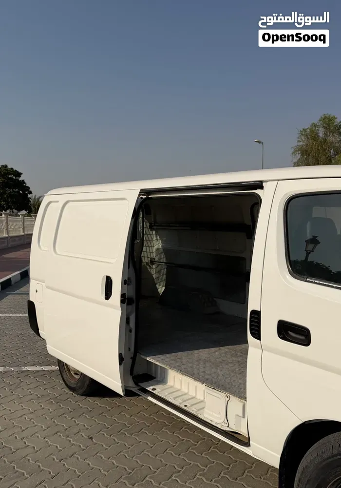 Nissan Urvan 2009 photo 2