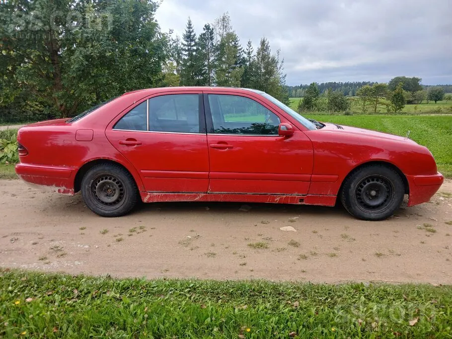 Mercedes-Benz E220 1999 photo 3