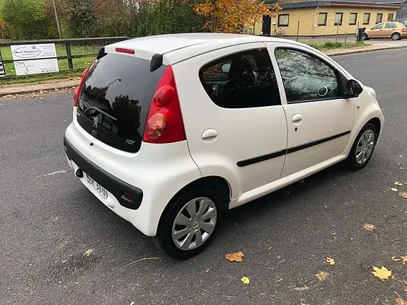 Peugeot 107 2011 photo 2