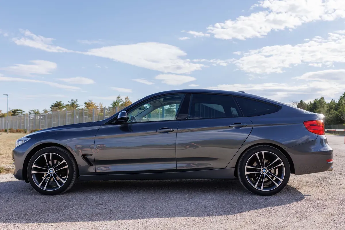 BMW 3 Series 2013 photo 2