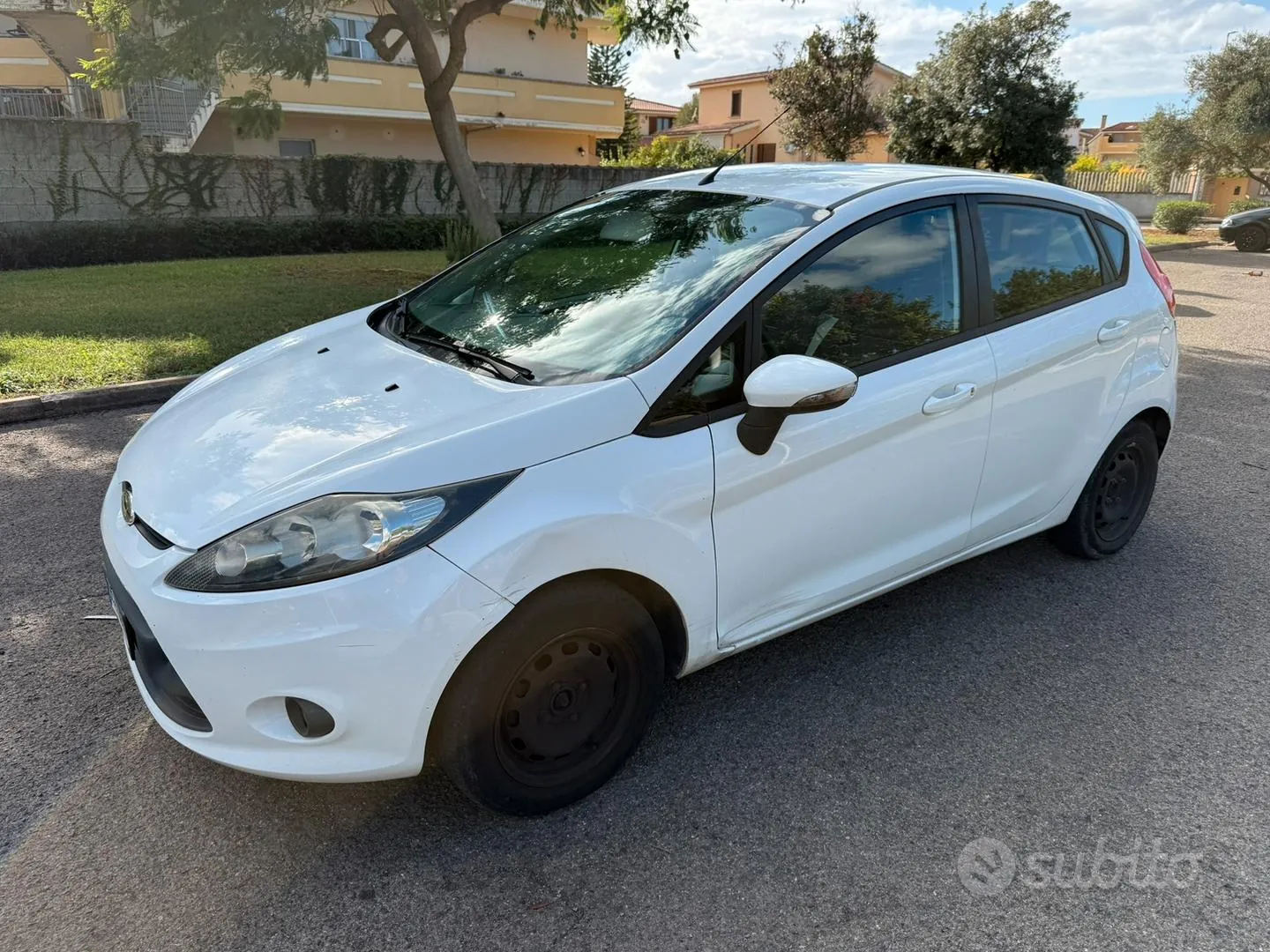 Ford Fiesta 2011 photo 2