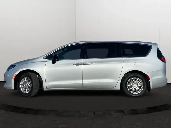 Chrysler Grand Caravan 2026 photo 2