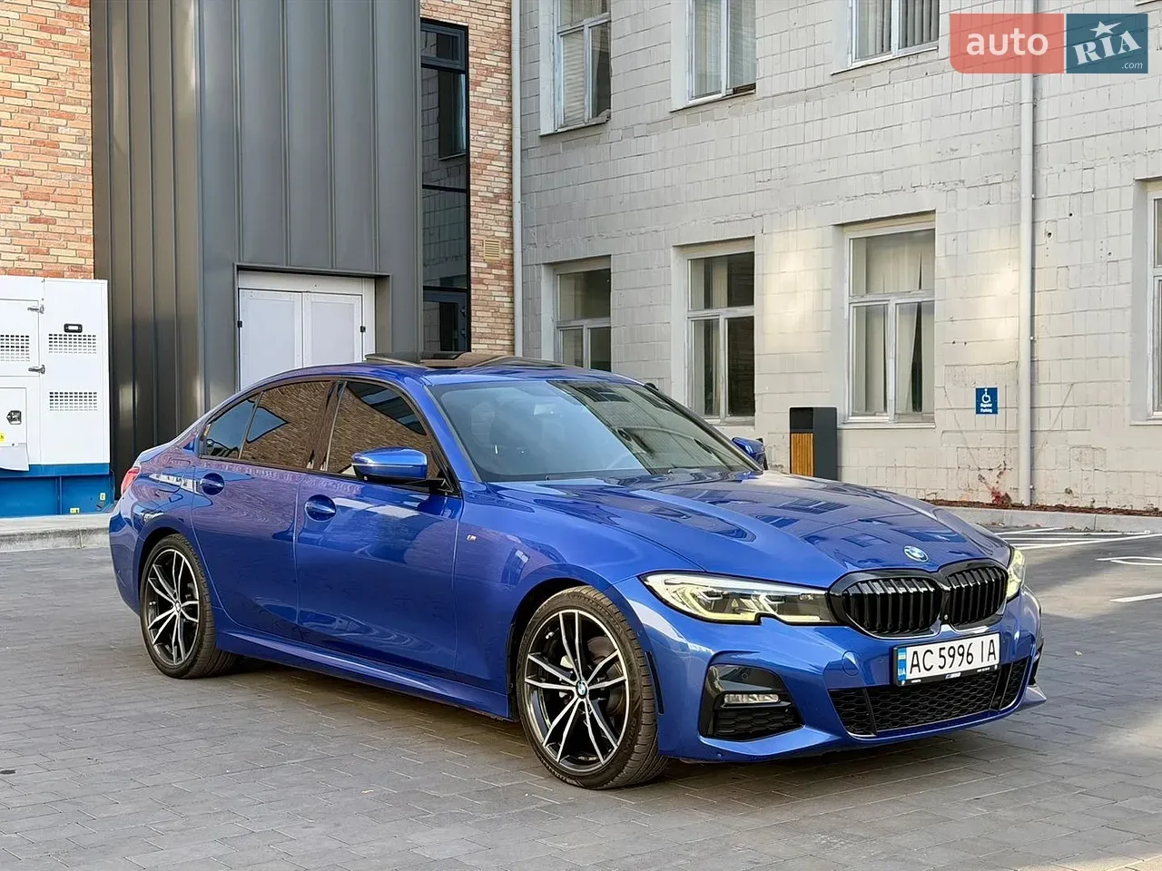 BMW 3 Series 2019 photo 2