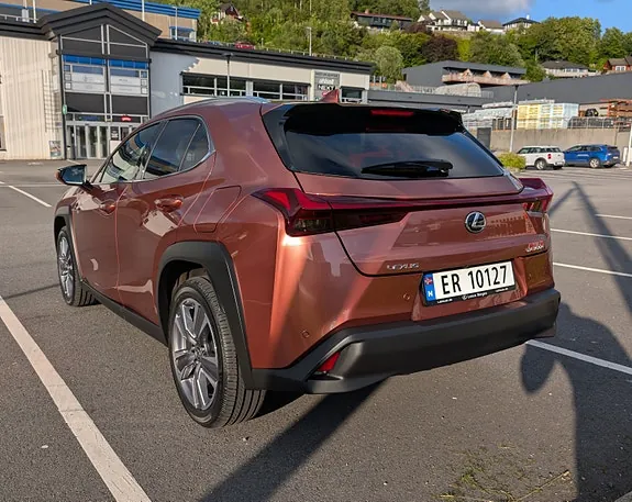 Lexus Ux300E 2026 photo 2