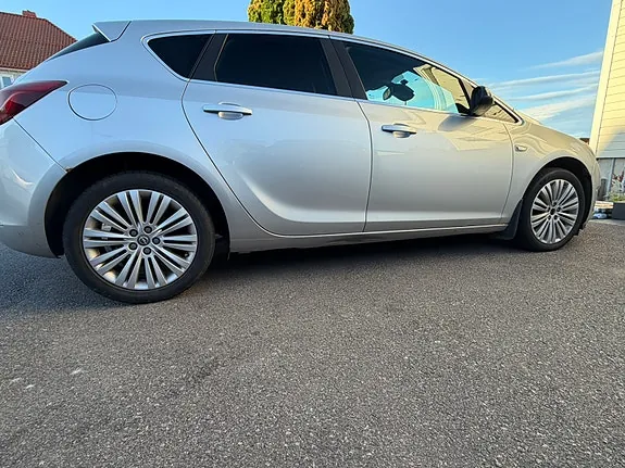 Opel Astra 2014 photo 2