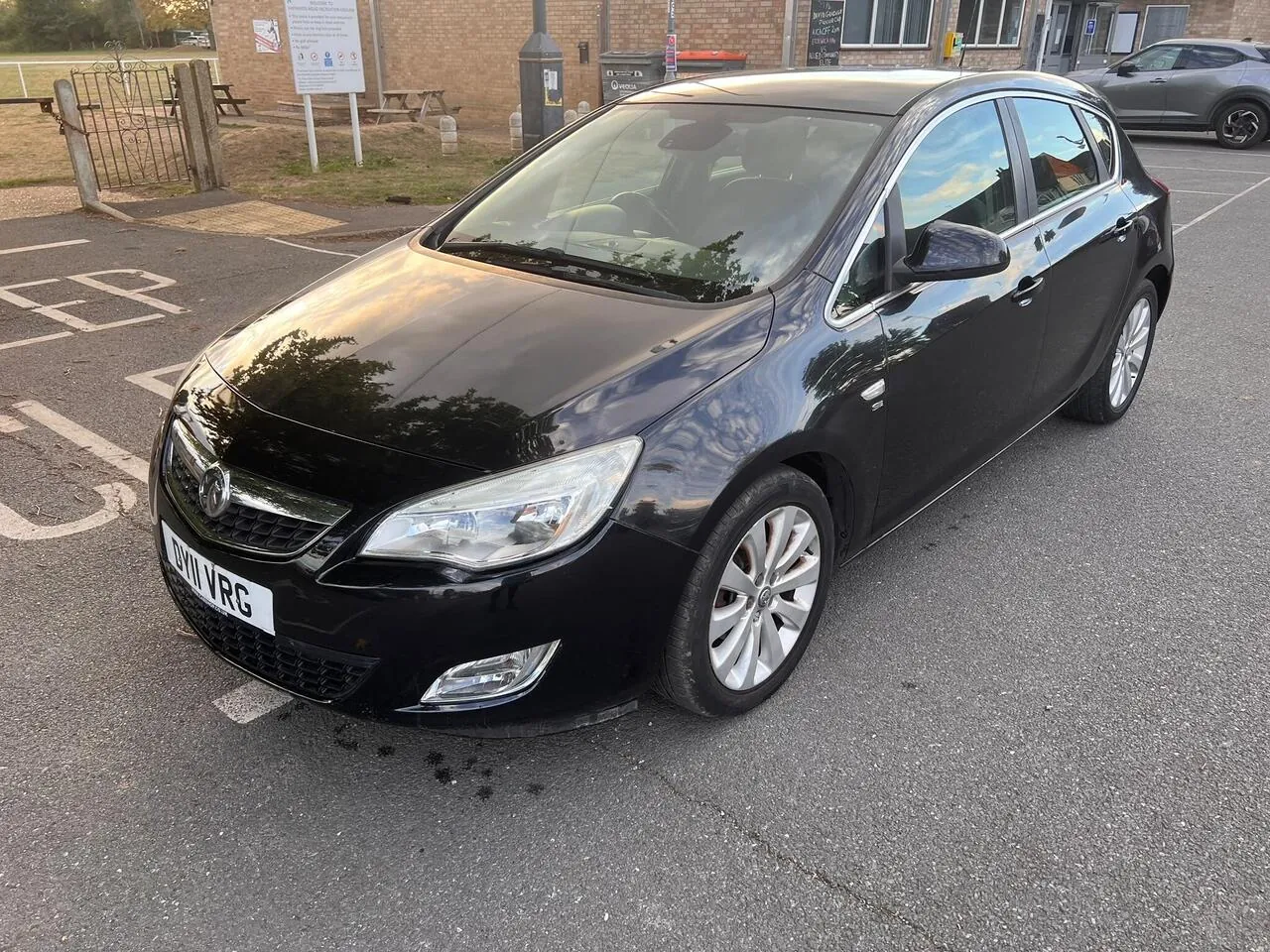Vauxhall Astra 2011 photo 2