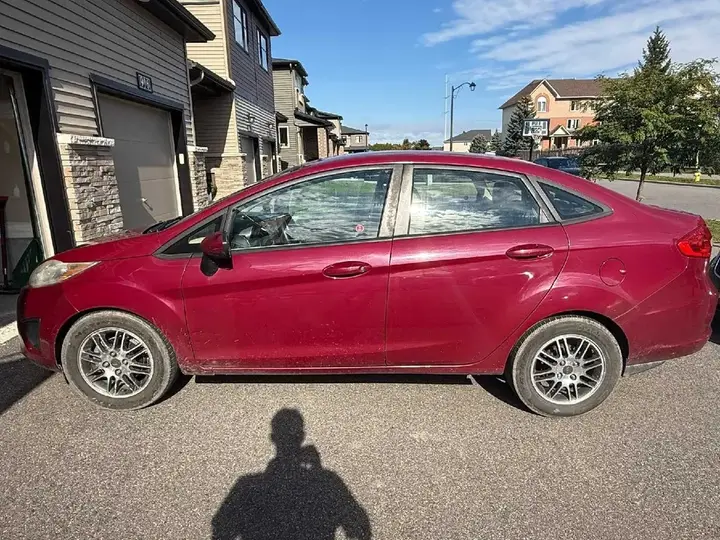 Ford Fiesta 2011 photo 2