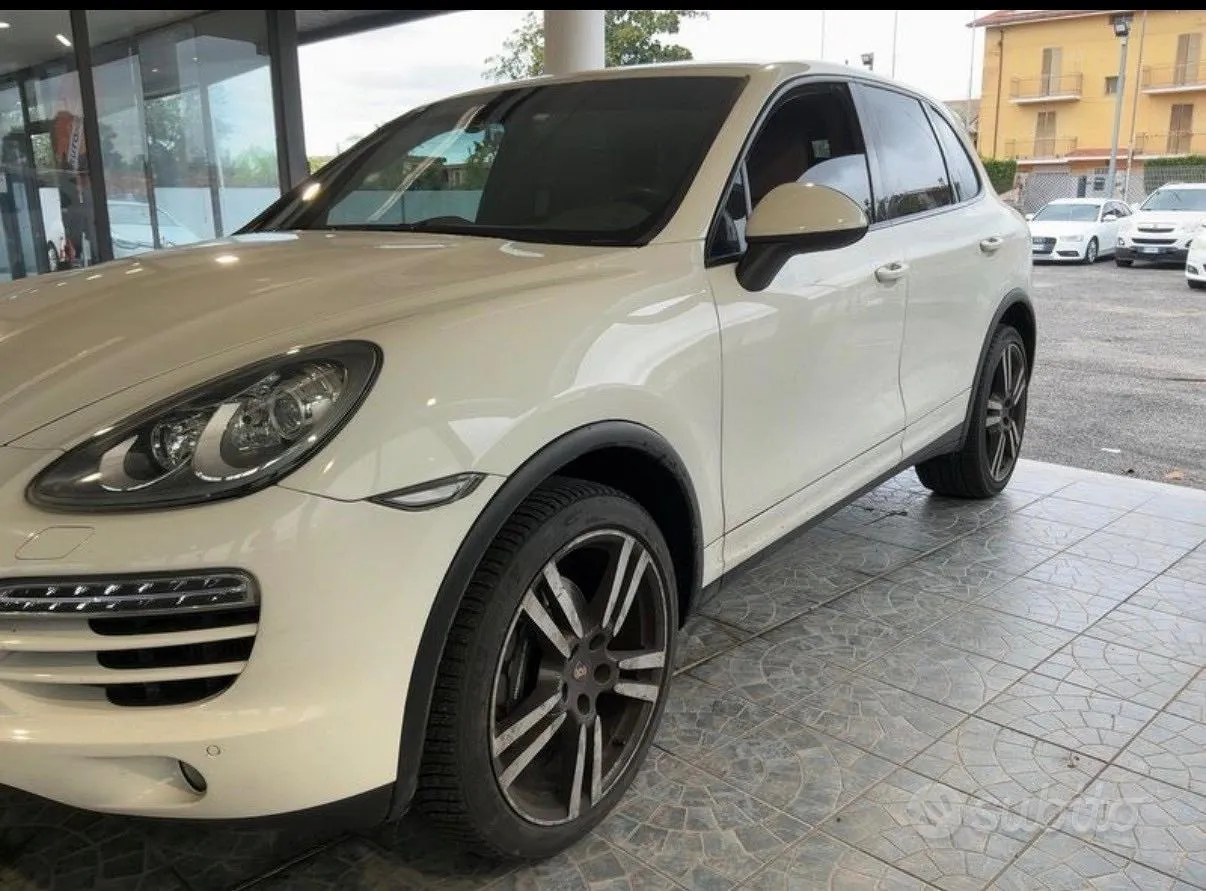 Porsche Cayenne 2011 photo 2