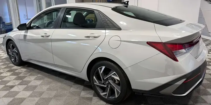 Hyundai Elantra 2025 photo 3