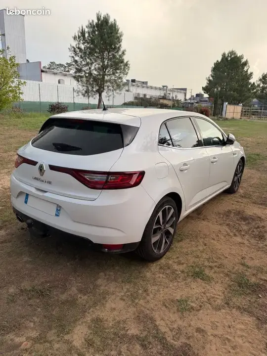 Renault Mégane 2016 photo 2