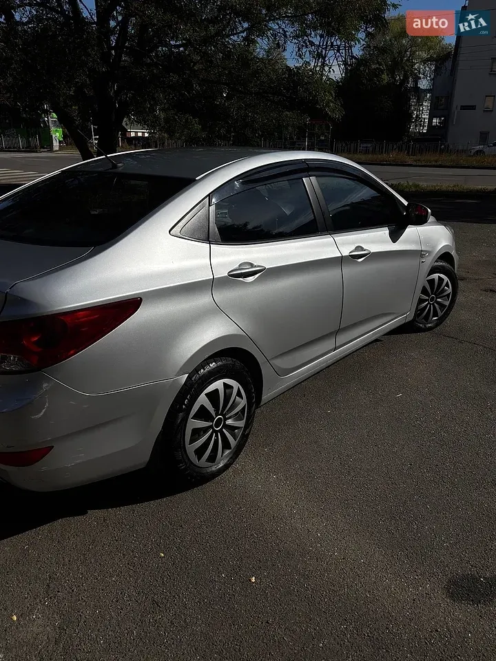 Hyundai Accent 2012 photo 4