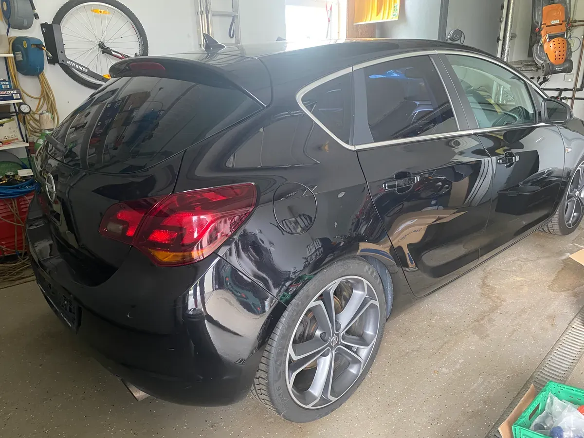 Opel Astra 2010 photo 2