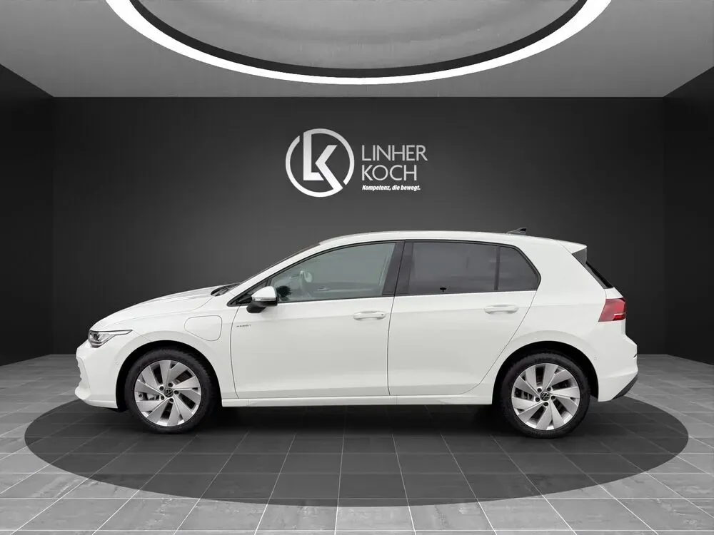 Volkswagen Golf 2026 photo 2