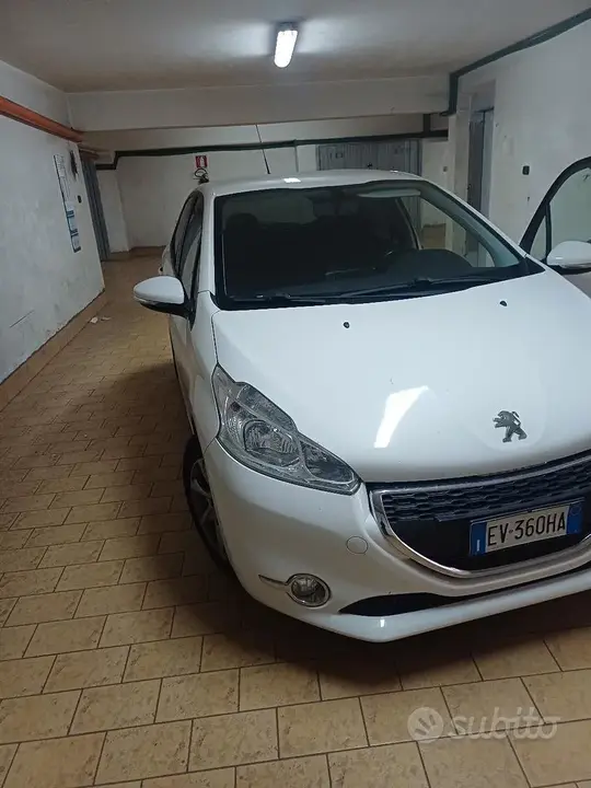 Peugeot 208 2014 photo 2