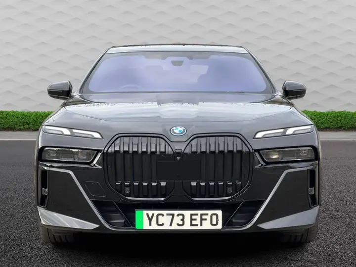 BMW I7 2023 photo 2