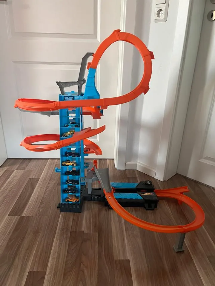 Hot Wheels Sky Crash Tower Rennstrecke